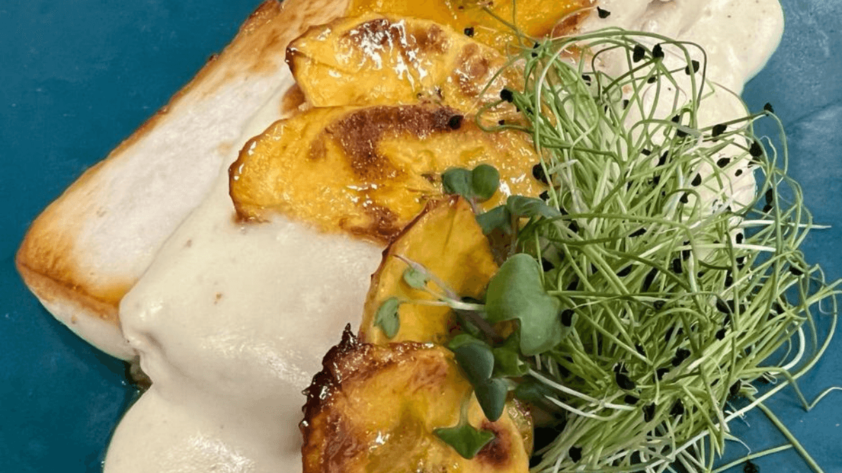 Peixe-prego ao molho branco com banana caramelizada | Band Receitas