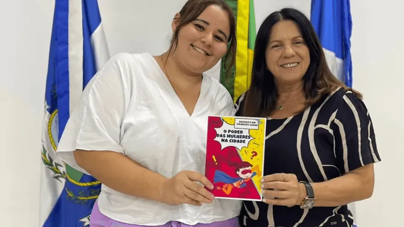 Vídeo: prefeitura distribui livro em escolas exaltando prefeita como heroína