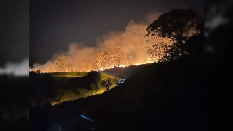 Incêndio em área de mata assusta moradores de condomínio em Valinhos