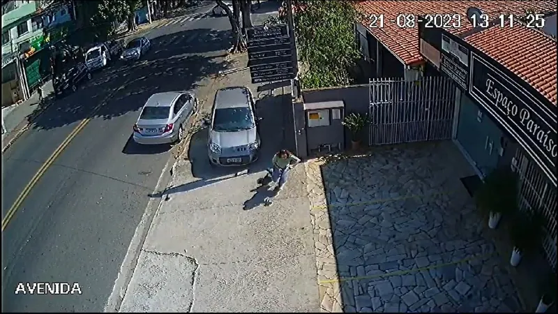 VÍDEO: Mulher escapa por pouco de ser atropelada em São José dos Campos