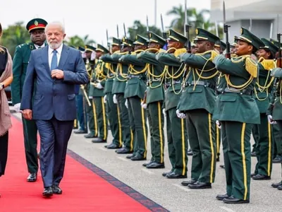 Em Luanda, Lula se encontra com presidente de Angola