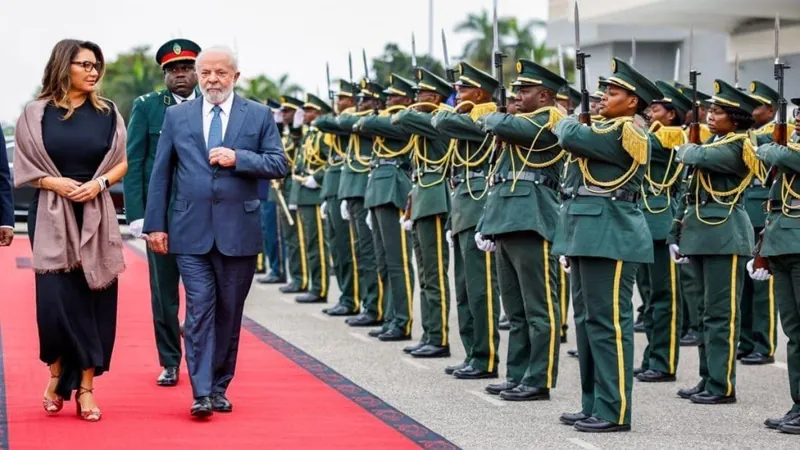 Em Luanda, Lula se encontra com presidente de Angola