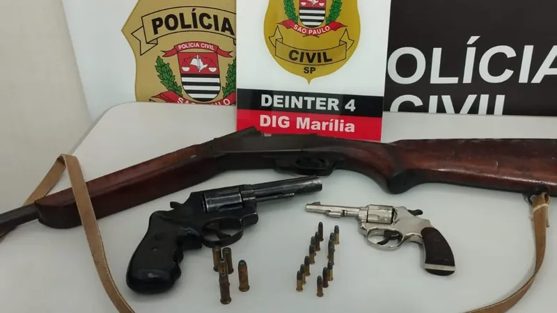 O suspeito não tinha o registro das armas