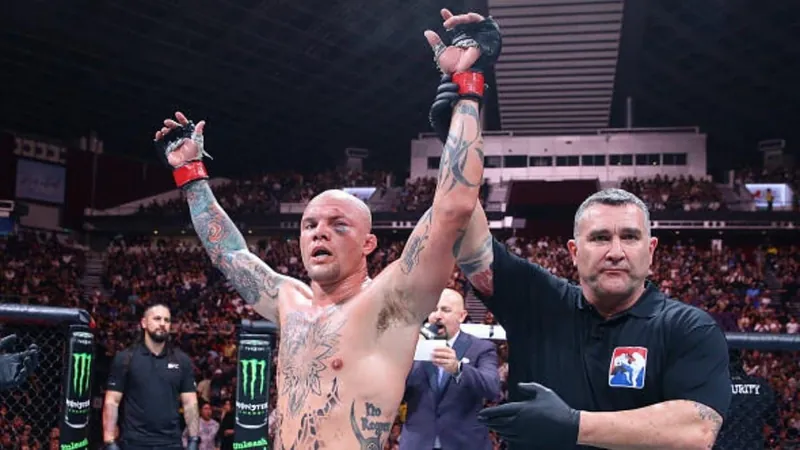 Anthony Smith comemorando a vitória no UFC Singapura