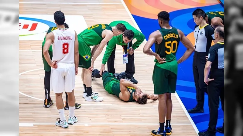 Brasil derrota Irã na Copa do Mundo de basquete, mas Raulzinho se lesiona