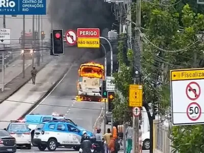 Ônibus são incendiados em Campinho após corpos serem encontrados