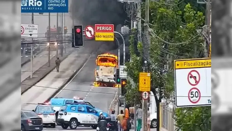 Ônibus são incendiados em Campinho após corpos serem encontrados