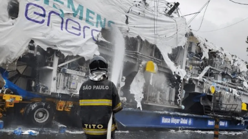 Caminhão colide contra poste, pega fogo e deixa moradores sem energia em Taubaté