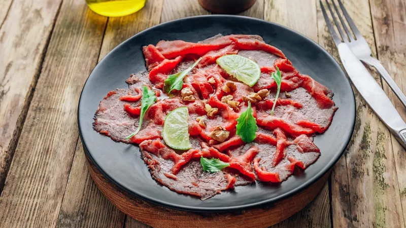 Carpaccio é prato inspirado em pintor; entenda a origem