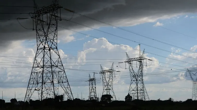 ONS aponta falha em usinas eólicas e solares como causadores do apagão nacional