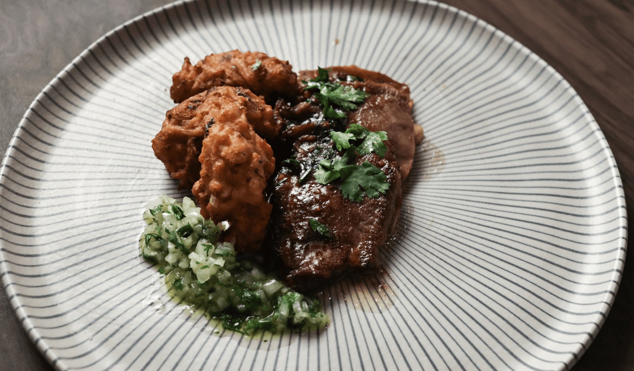 Língua bovina com bolinho de macarrão e vinagrete | Band Receitas