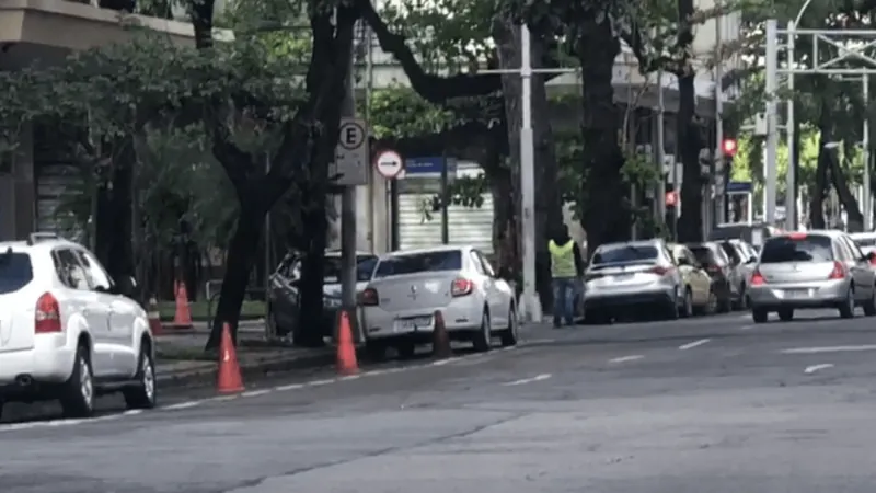 Motoristas denunciam abusos de flanelinhas próximo ao Consulado Americano no Rio