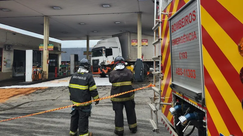 O vazamento foi contido pelas equipes do Corpo de Bombeiros