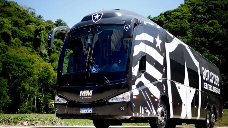 Torcida organizada do Fluminense pode ser punida por pedra em ônibus do Botafogo