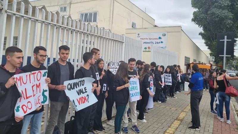 Estudantes de medicina de Taubaté fazem novo protesto contra situação do HMUT