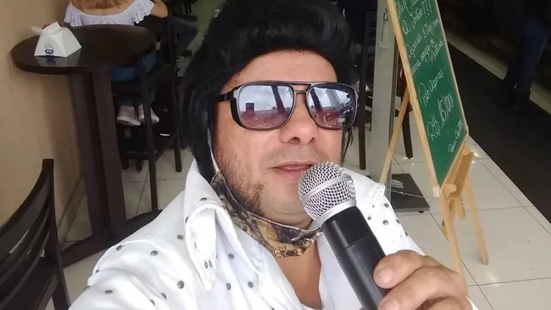 Lembra do Funk da Pamonha? Rodney Dy agora se veste de Elvis para cantar em loja