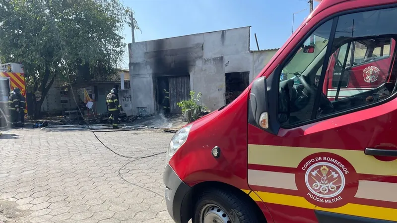 Casa é consumida por incêndio e mobiliza Corpo de Bombeiros em Lorena