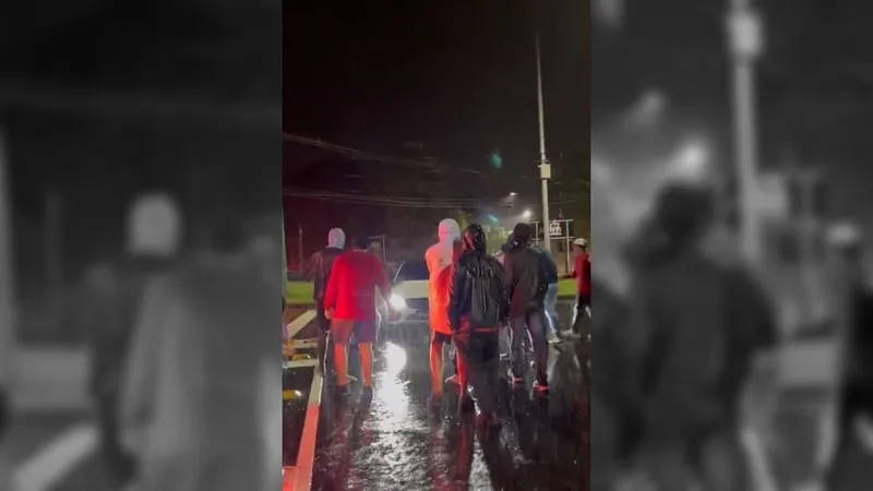 Vídeo: torcedores protestam e xingam na porta da festa de aniversário de Gabigol