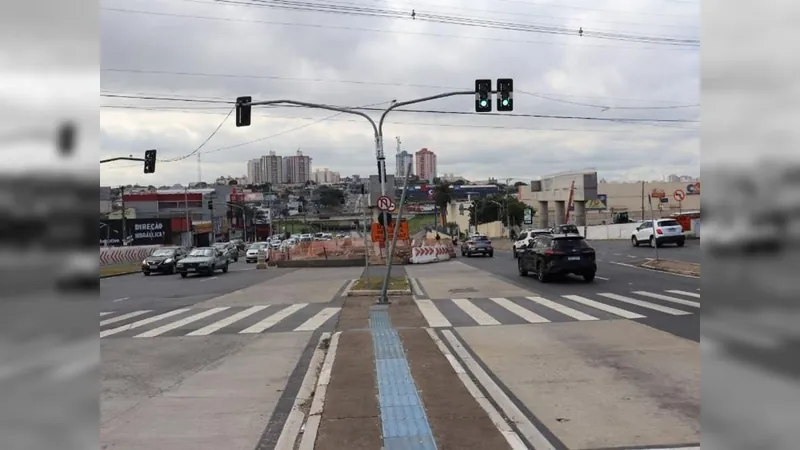 Trecho da Av. John Boyd Dunlop sofre bloqueio e afeta 16 linhas de ônibus