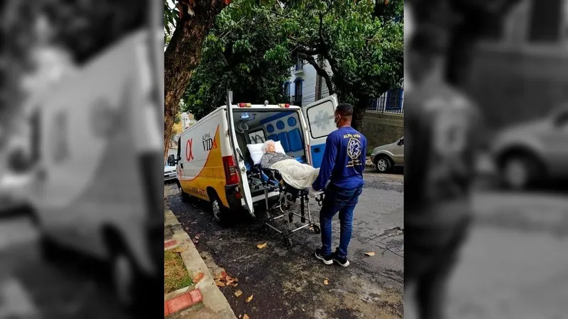 Idosa de 105 anos é levada de ambulância para realizar prova de vida em BH