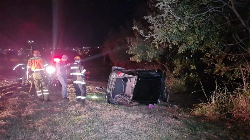 Casal morre após carro capotar e cair de ribanceira em Limeira