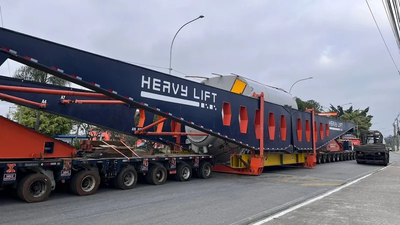 Carreta de 564 toneladas quebra e trava trânsito em Taubaté