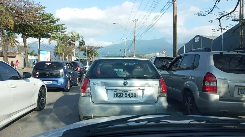 Espera na fila da Balsa entre Ilhabela e São Sebastião chega a três horas e meia