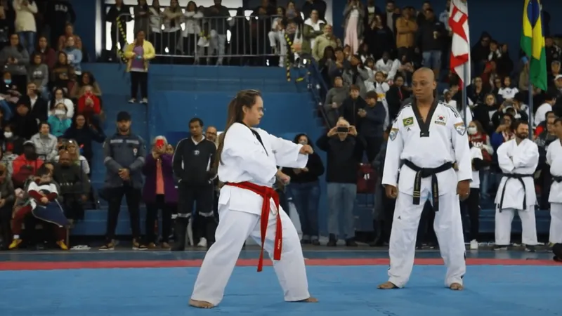 Conheça a atleta com down que conquistou a faixa preta no taekwondo