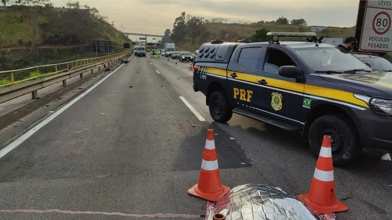 Motociclista morre em acidente com caminhão na Dutra, em São José dos Campos