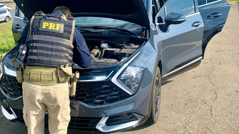 PRF recupera carro de luxo com placas clonadas na Dutra, em São José dos Campos