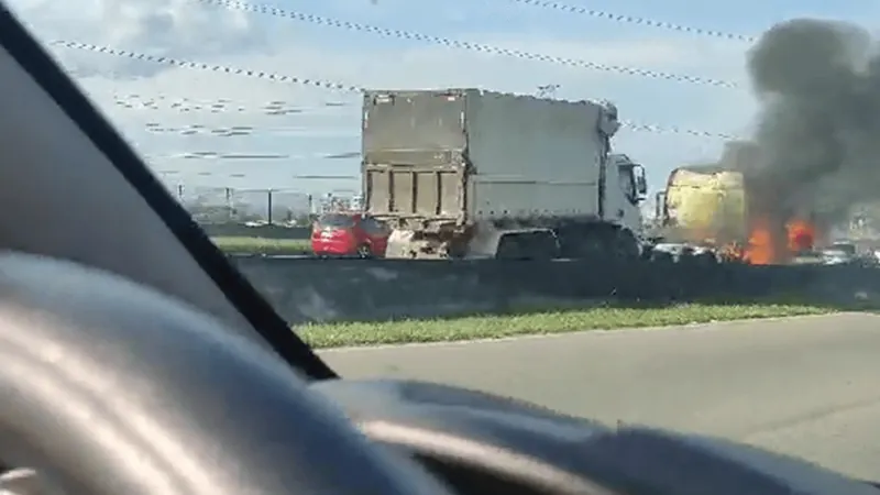 Caminhão pega fogo e interdita Dutra em São José dos Campos