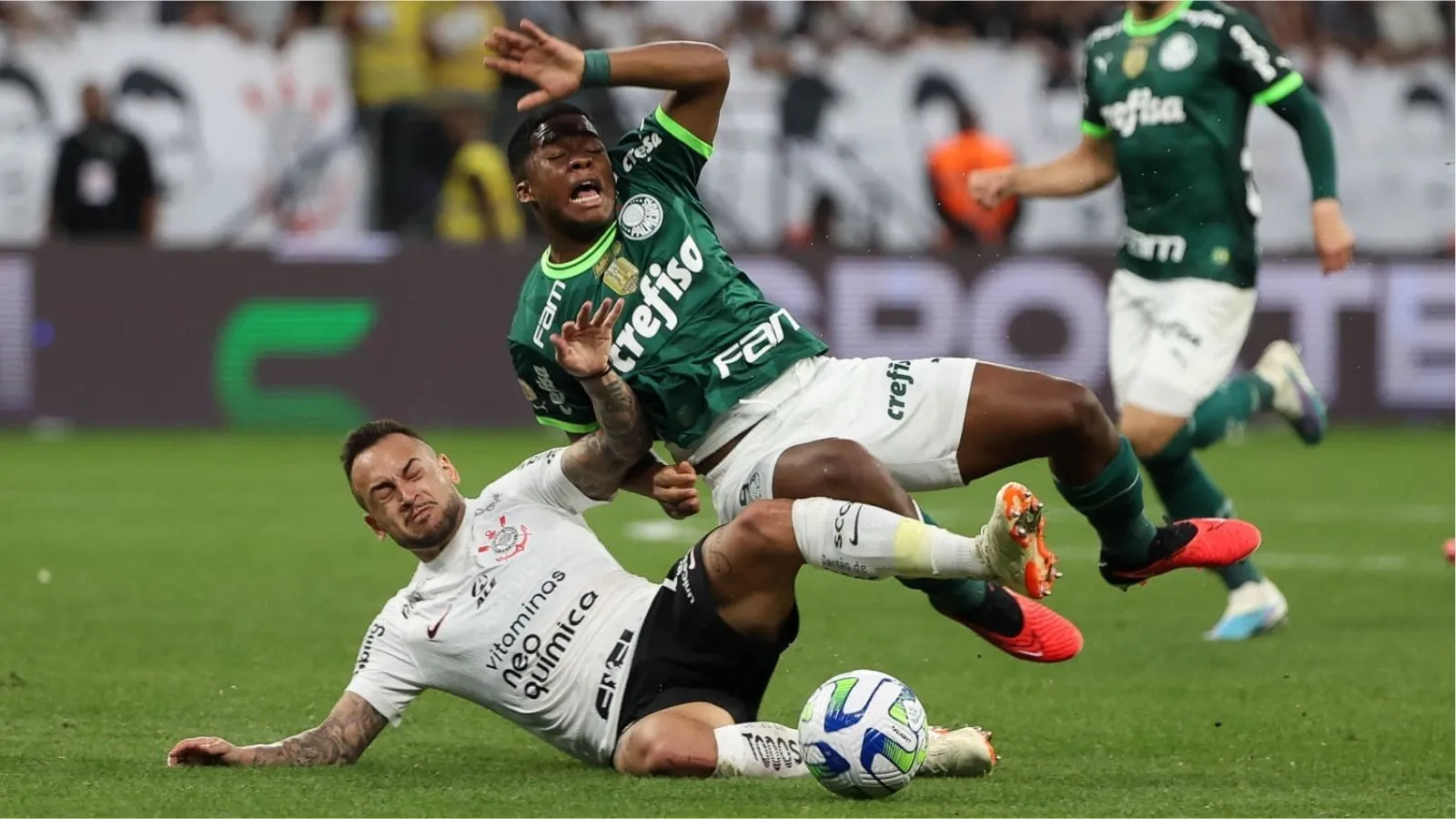 VÍDEO  TV Palmeiras divulga novo ângulo da entrada de Maycon em