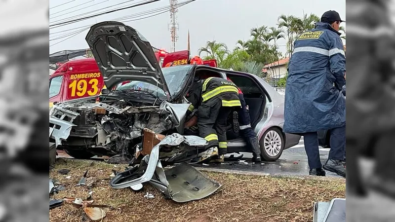 Carro atinge pilar em avenida de Indaiatuba e quatro ficam feridos