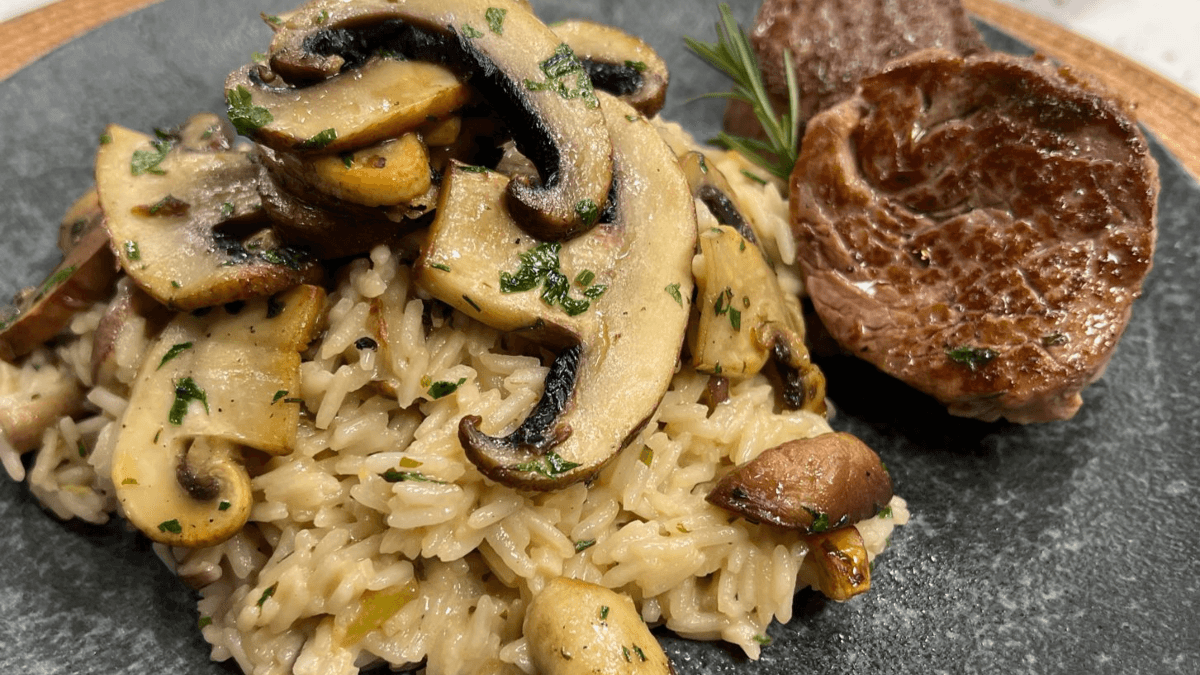 Arroz cremoso com cogumelos e medalhão de filé mignon | Band Receitas