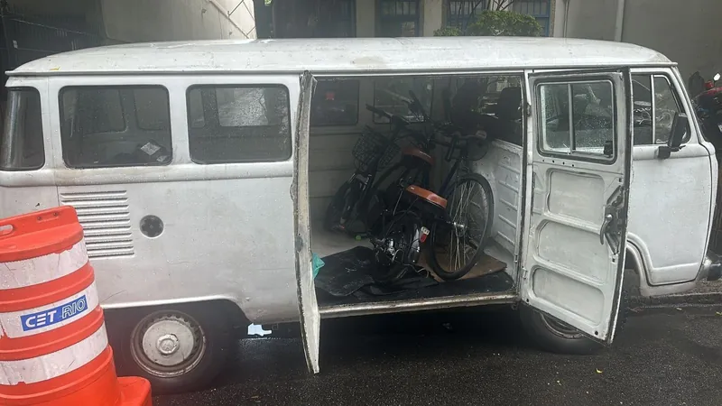 Polícia prende dois homens suspeitos de furtar bicicleta elétrica em Botafogo