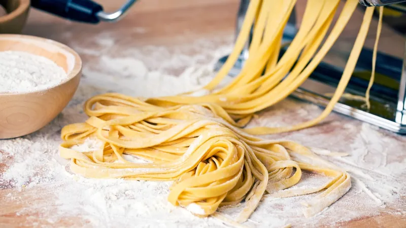 Massa fresca pode render pastel ou macarrão; aprenda receita