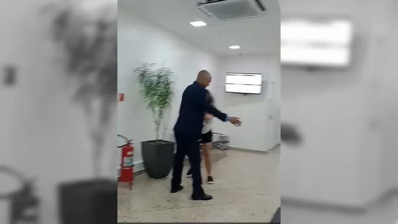 Mulher acusada de injúria racial contra vigia de hospital é presa