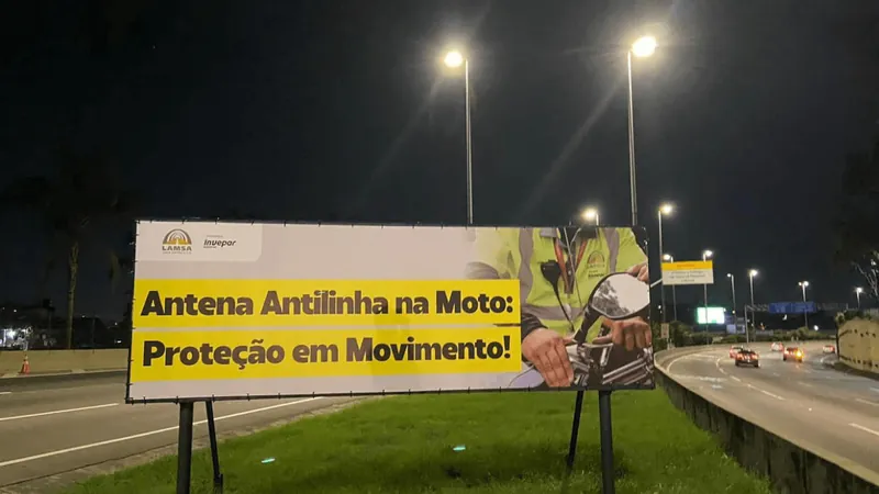 Banners sobre aumento de acidentes com moto são colocados na Linha Amarela