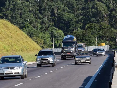 Às vésperas do Natal, motoristas enfrentam filas e trânsito nas estradas sentido litoral de SP