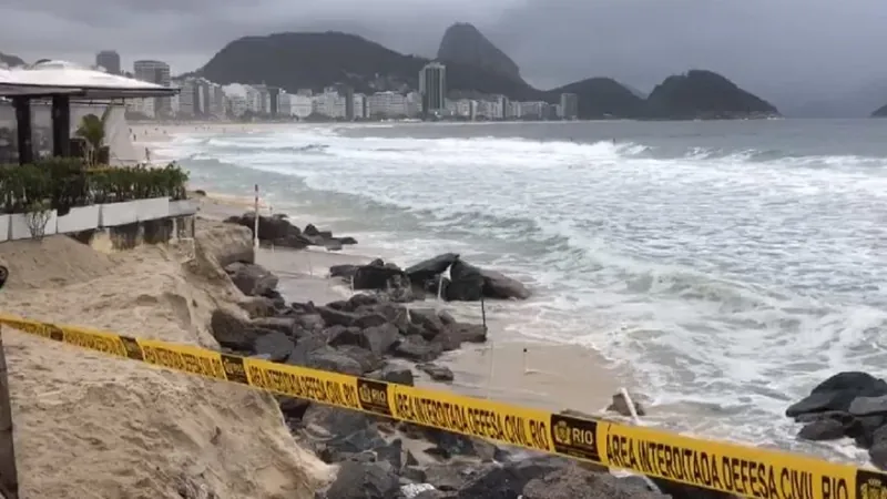 Orla de Copacabana amanhece com parte interditada