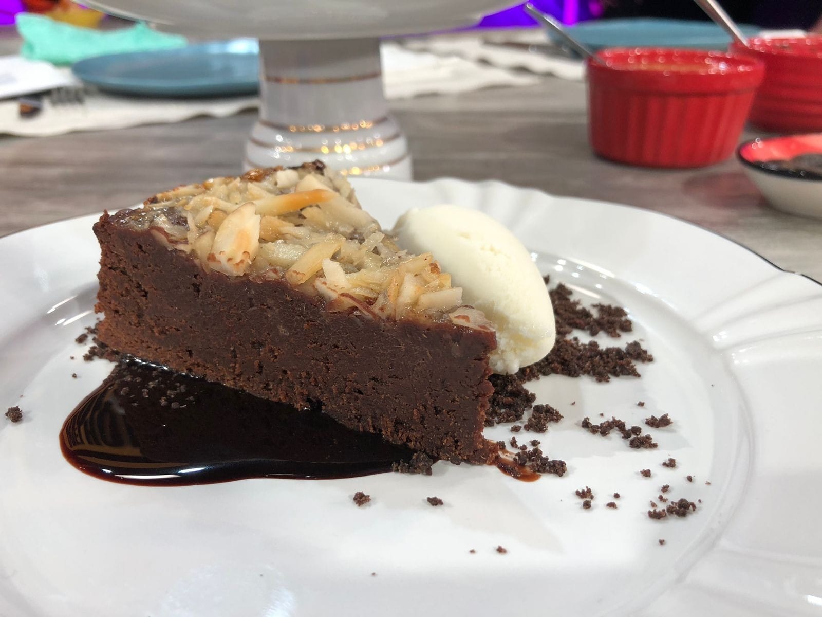 Bolo de chocolate, castanha-do-Pará, geleia de cupuaçu, crocante de cacau, sorvete de cumaru e calda de chocolate | Band Receitas