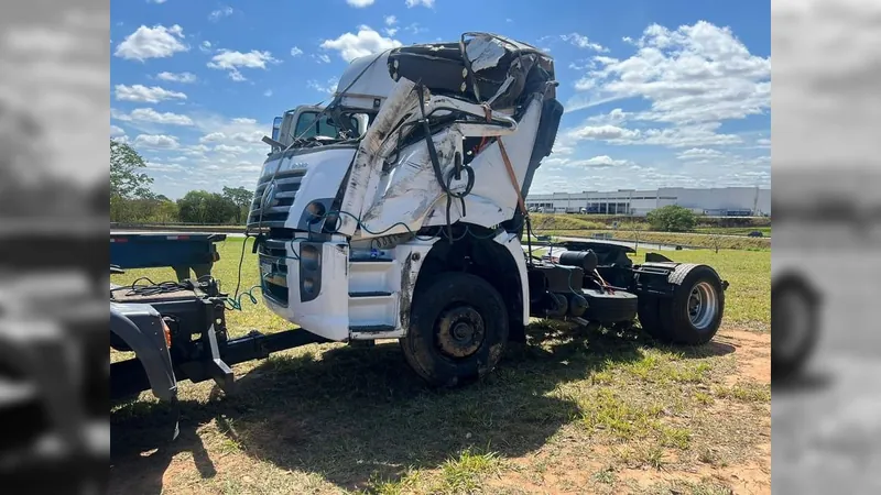 Motorista morre após caminhão com 22 toneladas de cerveja tombar em Valinhos