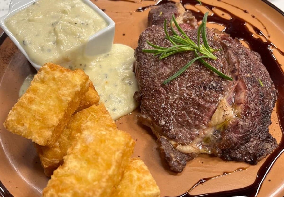 Bife ancho grelhado e mandioca com queijo | Band Receitas