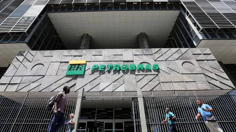 Com petróleo em alta, Petrobras acumula defasagem nos preços dos combustíveis