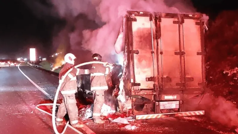 Caminhão com carga de frango pega fogo na Carvalho Pinto em São José dos Campos