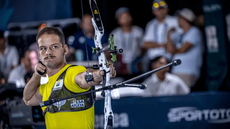 Marcus D'Almeida conquista ouro na final da Copa do Mundo 2023 de tiro com arco