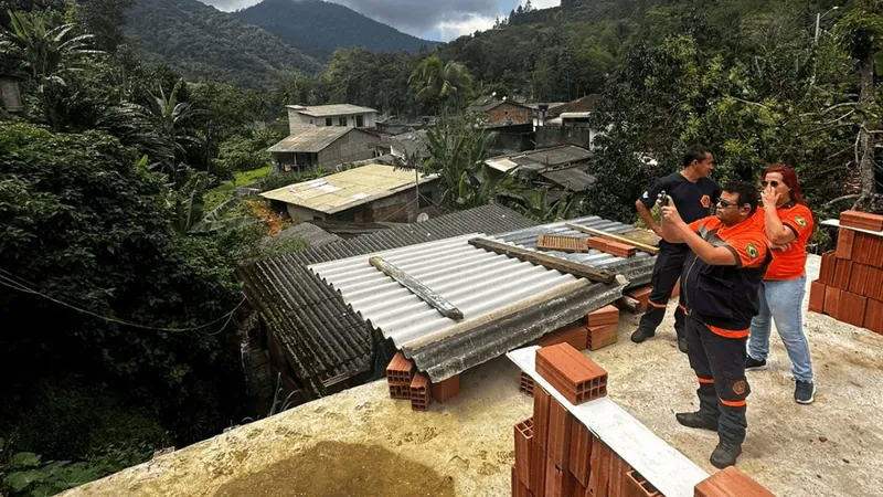 Defesa Civil de Ubatuba visita áreas de risco na Região Sul da cidade