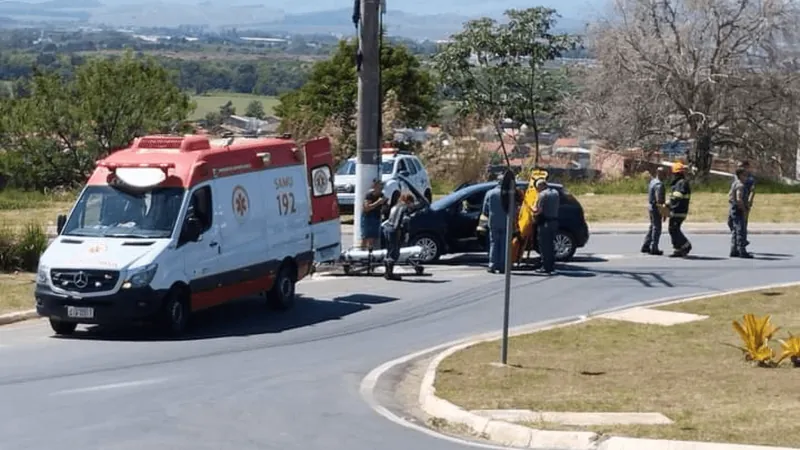 Jovem, de 21 anos, fica ferida após bater carro contra poste em Guaratinguetá