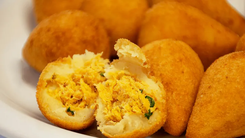 Homem engasga com coxinha e tem parada cardíaca