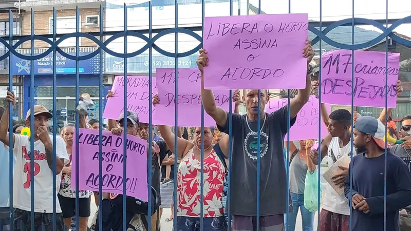 Moradores do Morro do Fórum realizam novo protesto na Prefeitura de Ubatuba